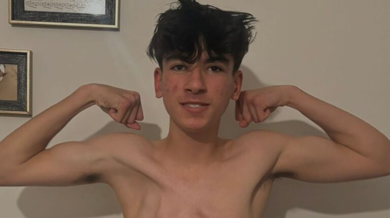 Teen born without muscle is fighting back to inspire others Teen born without muscle is fighting back to inspire others