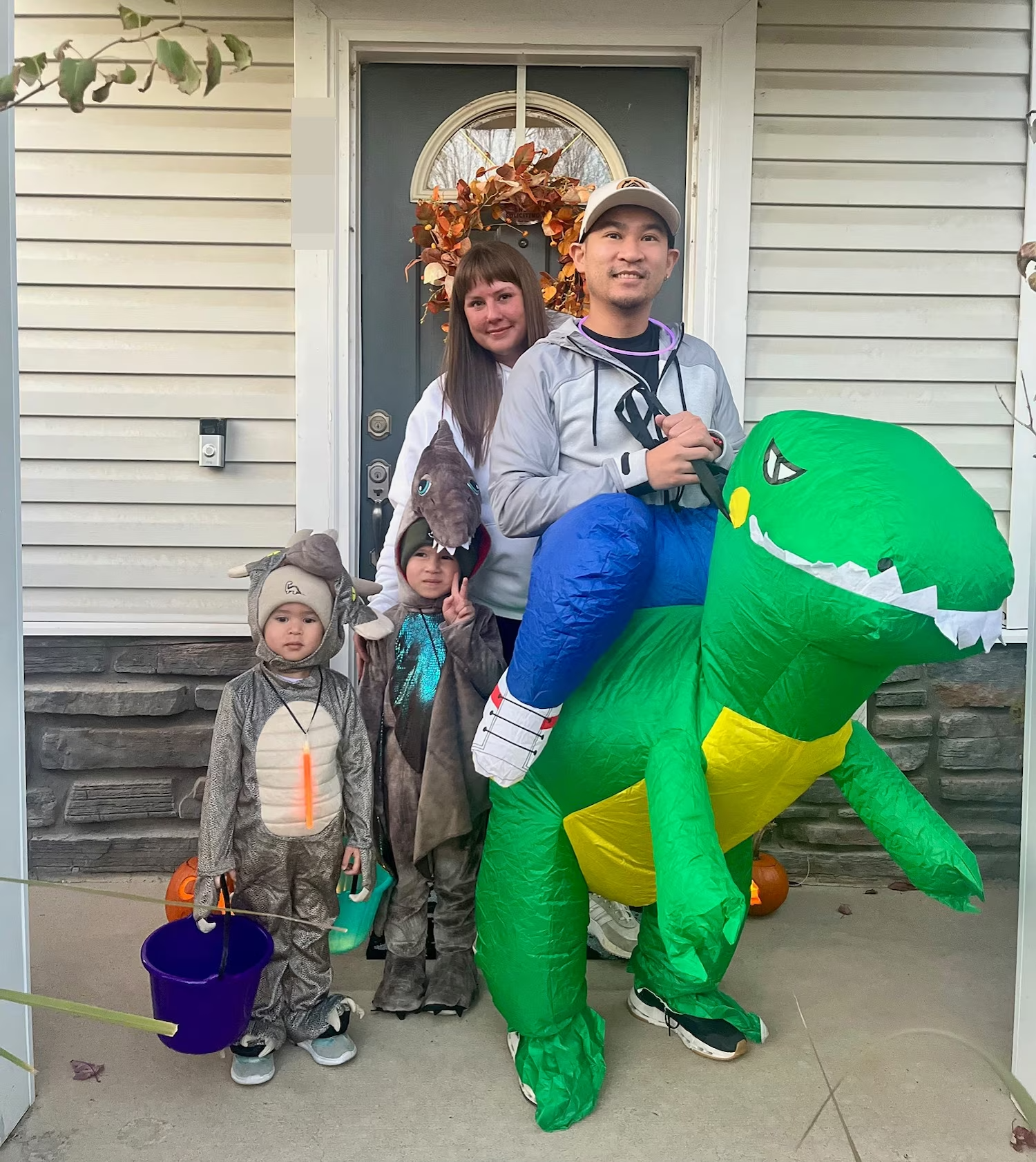 Justin with his family, including his parents, Terese Peden and Viet Vu.