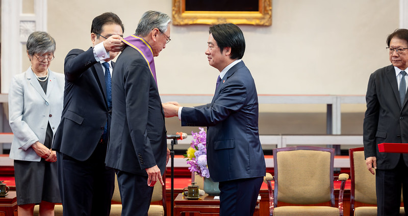President Lai confers decoration on Japan-Taiwan Diet Members' Consultative Council Chairman Furuya Keiji.