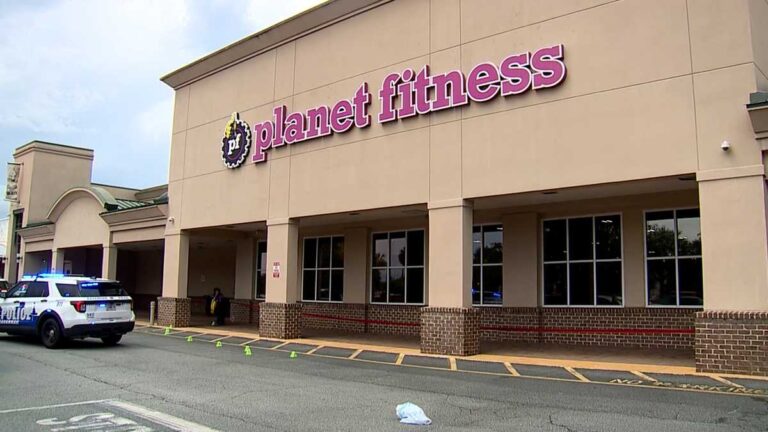 Police investigate stabbing outside Savannah Planet Fitness location
