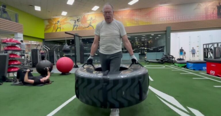 WATCH: 87-year-old weightlifter inspiring gym as he trains to break national record