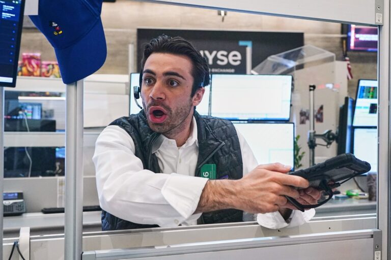 Stocks rise on Wall Street while crude oil prices fall for the first time in a week