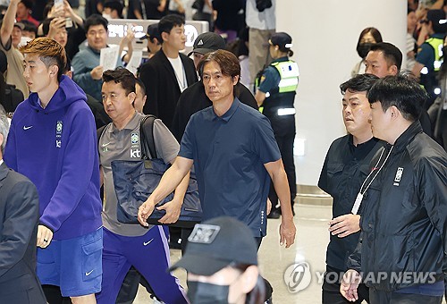 Outgoing coach, nat'l team players return home to boos after early World Cup exit