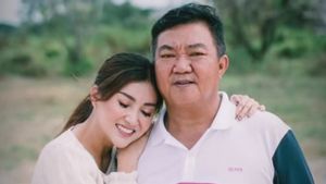 One Year After Her Father's Death, Sarwendah Posted a Sad Message: There is an Irreplaceable Person