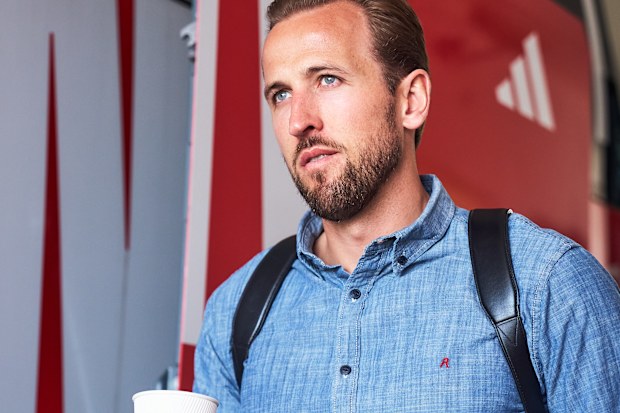 MADRID, SPAIN - APRIL 06: Harry Kane of FC Bayern Muenchen walks to the team bus that will take him to the airport after a training session at the Saebener Strasse prior their UEFA Champions League 2025/26 quarter-final first leg match at Estadio Santiago Bernabeu on April 06, 2026 in Madrid, Spain. (Photo by S. Mellar/FC Bayern via Getty Images)