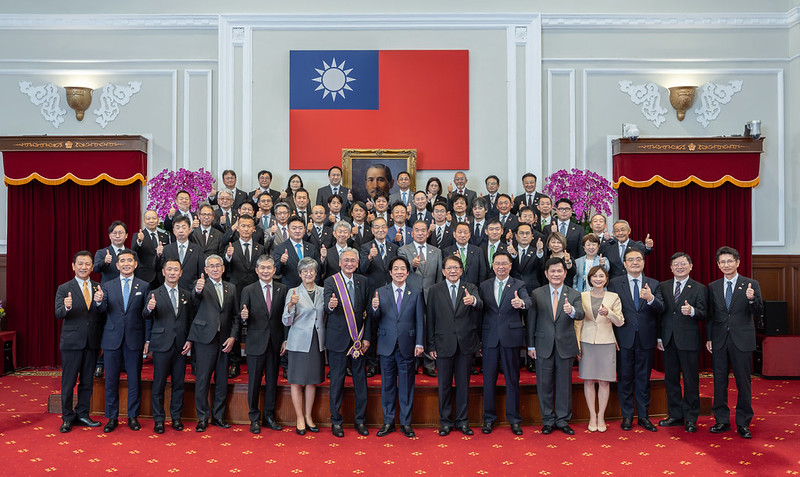 President Lai and Japan-Taiwan Diet Members' Consultative Council Chairman Furuya pose for a group photo.
