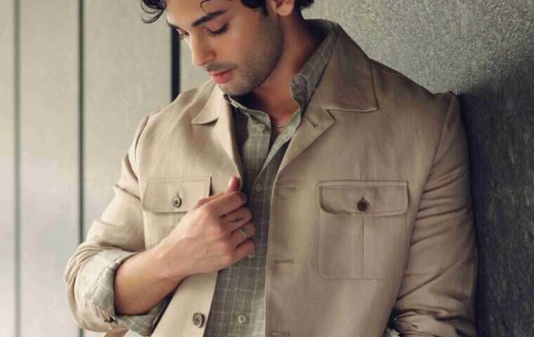 Vercelli lightweight linen shacket with a relaxed fit and classic tailored design.