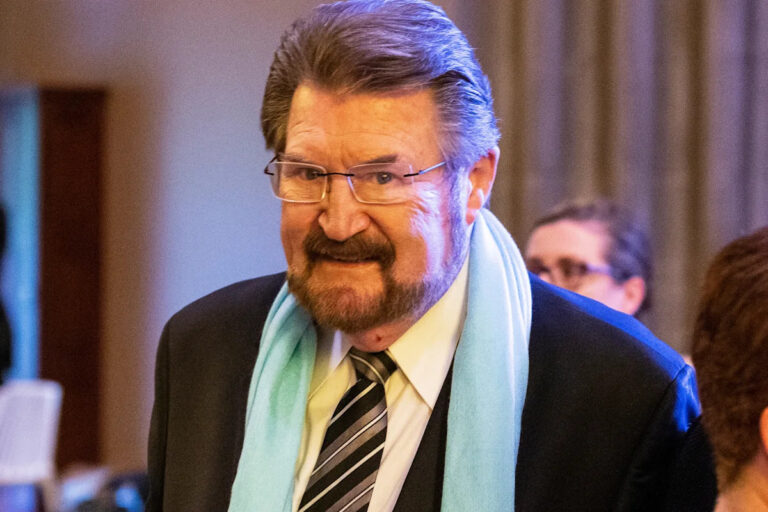 Veteran broadcaster Derryn Hinch dies aged 82 Veteran broadcaster Derryn Hinch dies aged 82