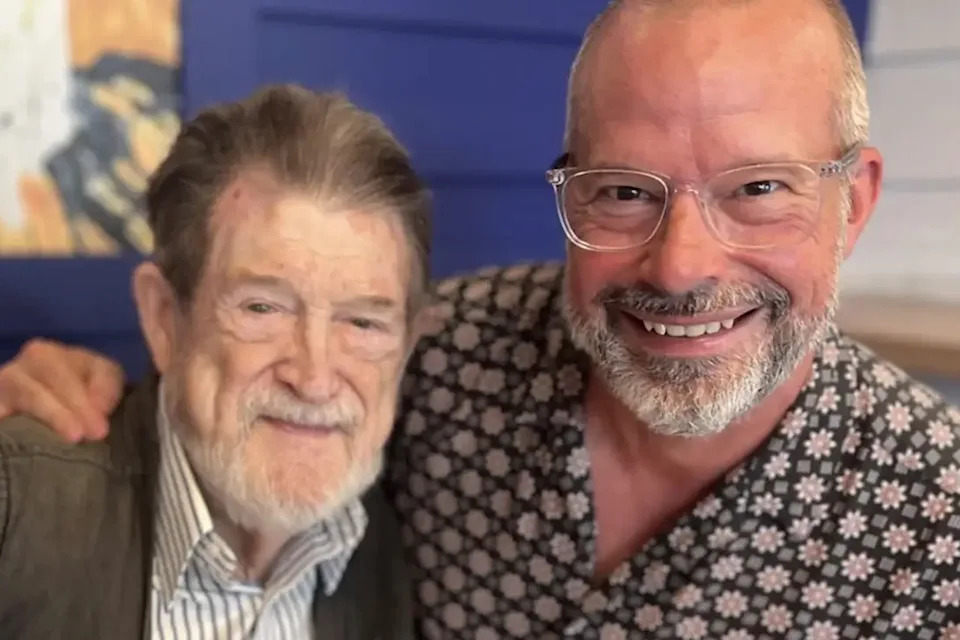 Derryn Hinch and Stuart Grimley, with arm over his shoulder.