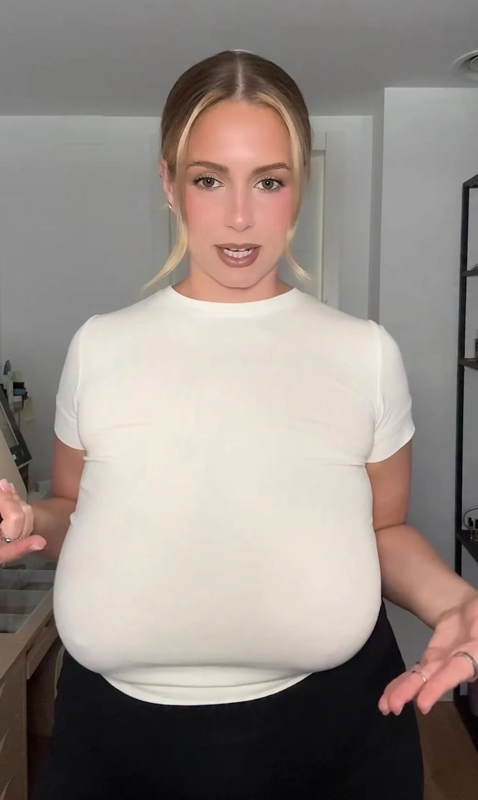 Ellen Larson said her breast had caused her back pain and caused her to have poor posture. / Instagram/Ellen Larson