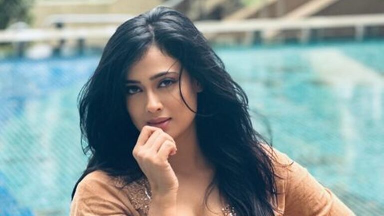 Shweta Tiwari shares gym bag essentials, skincare tips before workout Shweta Tiwari shares gym bag essentials, skincare tips before workout