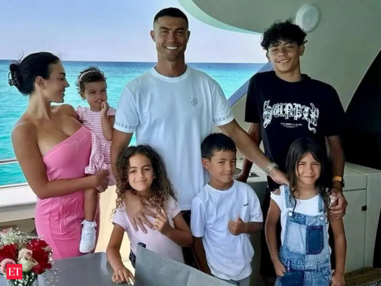 Inside Cristiano Ronaldo’s parenting style: 7 strict rules he swears by – No junk food, no phones, no excuses: 7 parenting rules Ronaldo follows Inside Cristiano Ronaldo's parenting style: 7 strict rules he swears by - No junk food, no phones, no excuses: 7 parenting rules Ronaldo follows