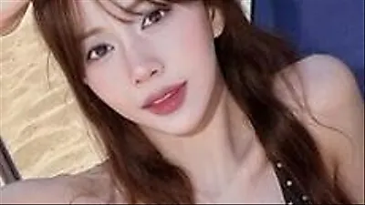 Han Bo-reum stuns in bikini during summer beach getaway