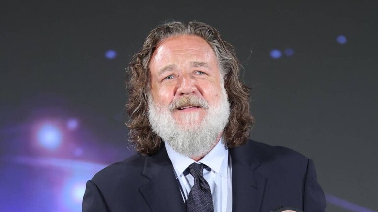 Russell Crowe returns to his Gladiator days with jaw-dropping physique following 55 Russell Crowe returns to his Gladiator days with jaw-dropping physique following 55