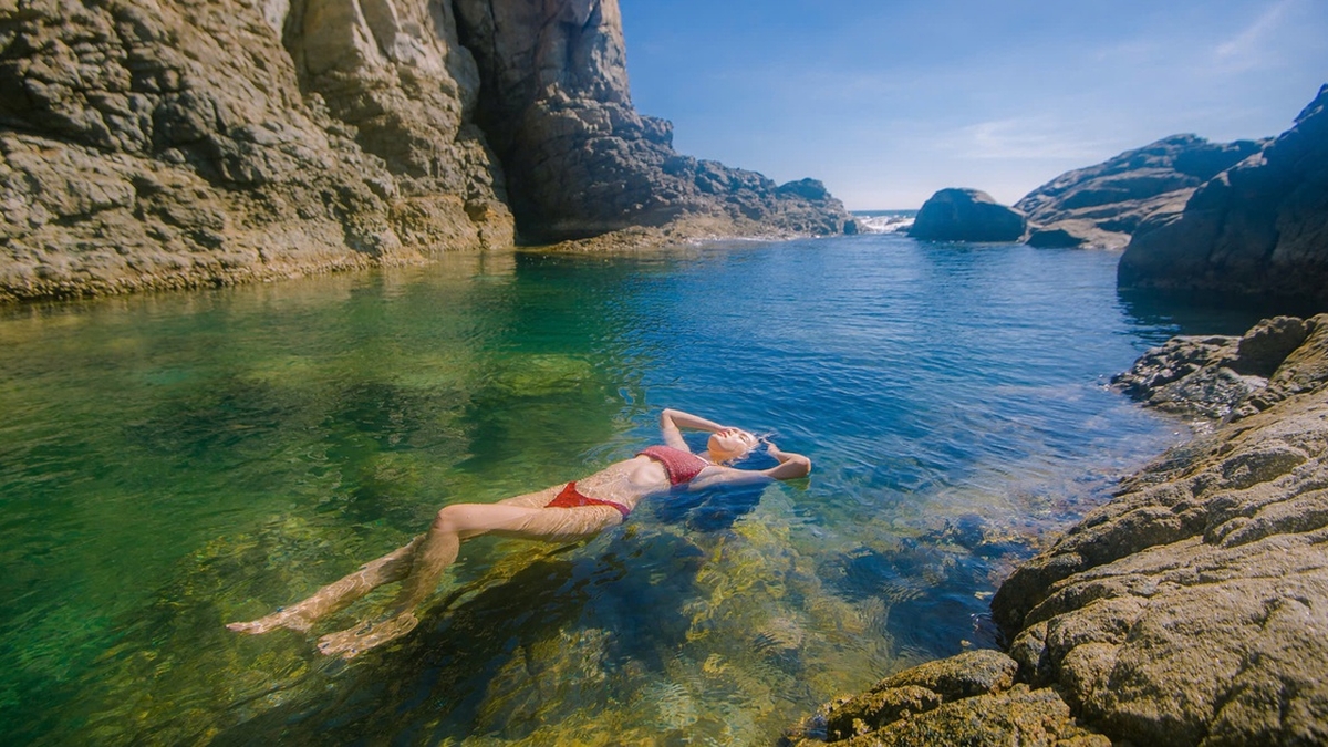Besides Mũi Nghê, there are other trekking routes on the Sơn Trà peninsula with rough waves that should be avoided.