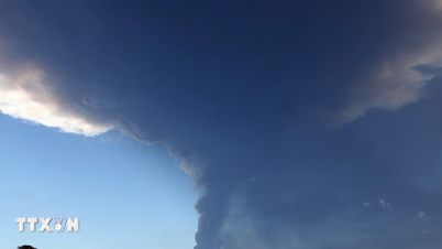 Volcano erupts violently in Italy, causing traffic chaos.