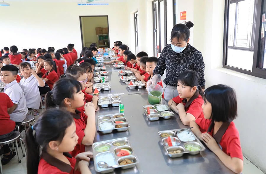 Ensuring the nutritional value and safety of school lunch meals for students (photo: Nguyen Quang)