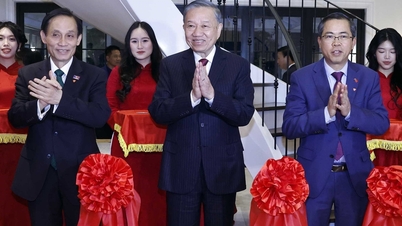 General Secretary and President To Lam meets with the Vietnamese community in Australia.