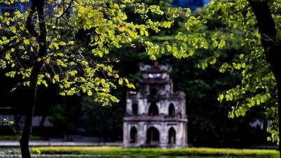 Ho Guom Lake is romantic in the colors of autumn.