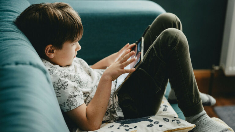 FINDING BALANCE: Screen Time, Social Media & Youth Well FINDING BALANCE: Screen Time, Social Media & Youth Well