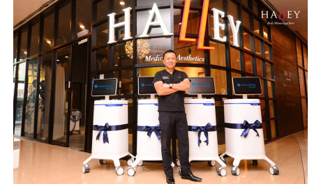 Dr. Terence Tan with the medically proven fat reduction technology, CoolSculpting Elite devices