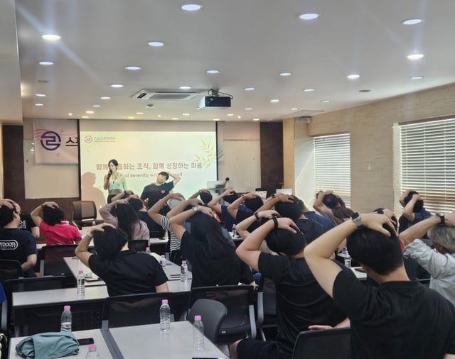 A scene showing the Sports Ethics Center staff and employees engaging in physical and mental health management activities. /Photo=Provided by the Sports Ethics Center