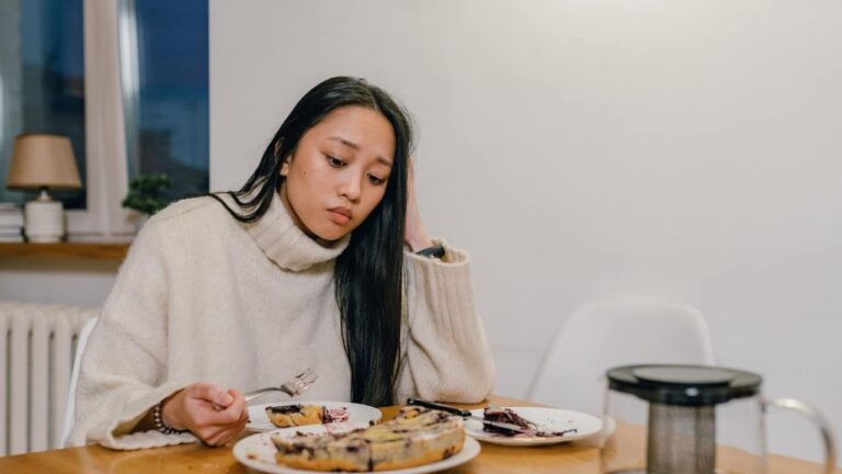 Lifestyle coach shares 4 warning signs you’re emotional eating
