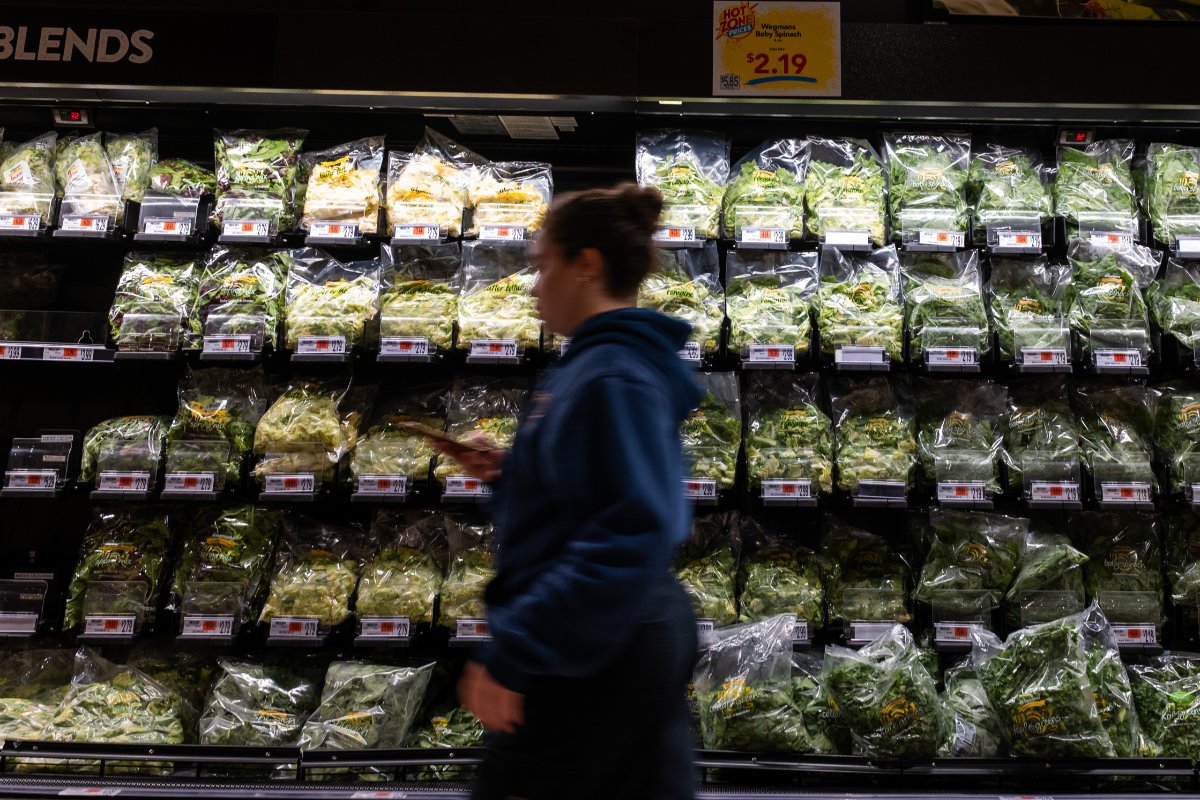 Salad and lettuce are displayed on the shelf of a Manhattan grocery store on August 13, 2026, in New York City. Government data show that lettuce prices plunged 16.4% from June to July, as a cyclospora outbreak continued to spook shoppers. The outbreak, which causes nausea and diarrhea, has been tied to iceberg lettuce from a Taylor Farms facility in Mexico. (Photo by Spencer Platt/Getty Images)