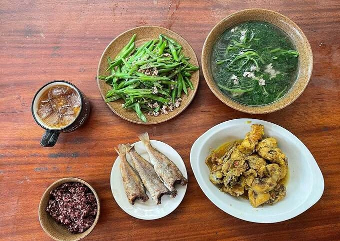 Một thực đơn với gạo lứt, thịt gà hỗ trợ giảm mỡ. Ảnh: Bác sĩ cung cấp