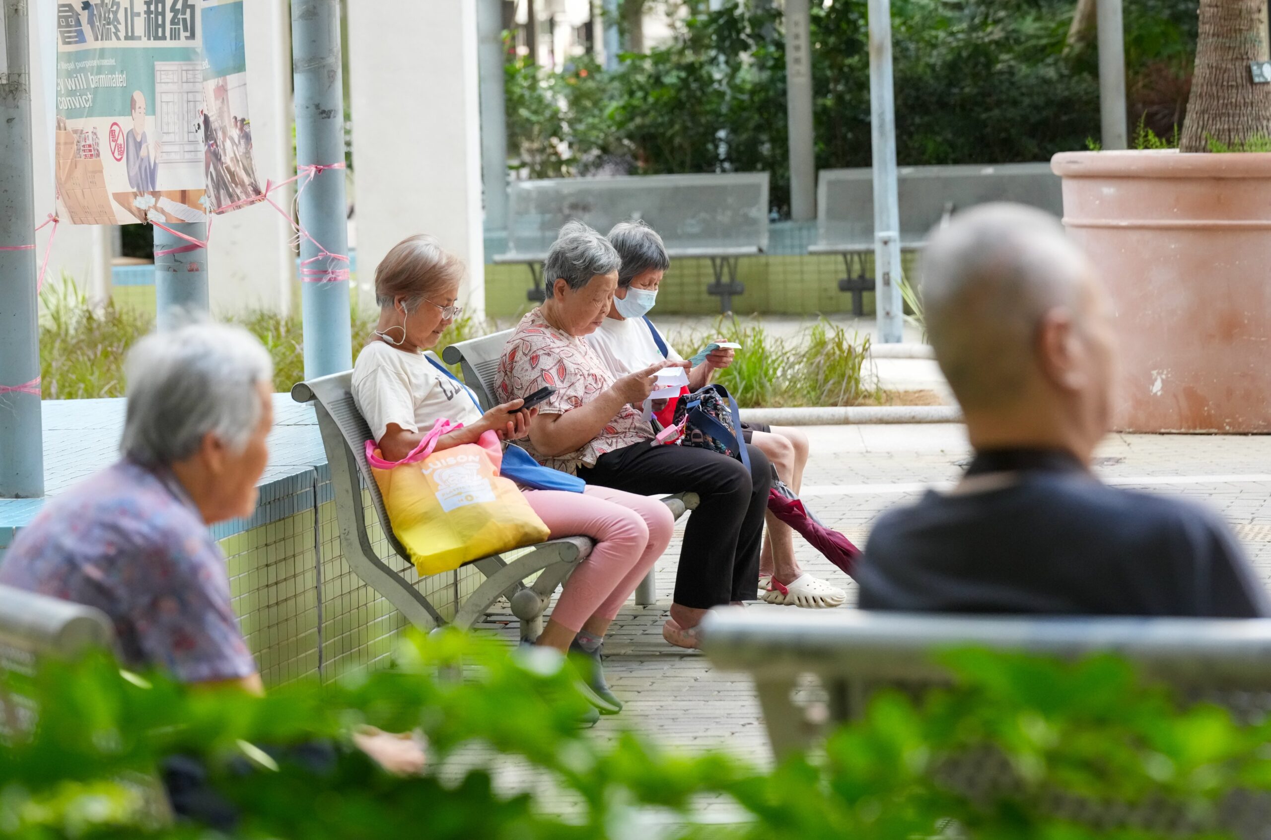 Elderly Hongkongers in Cheung Sha Wan. Many retirees are eyeing treatment options on the mainland. Photo: Jelly Tse