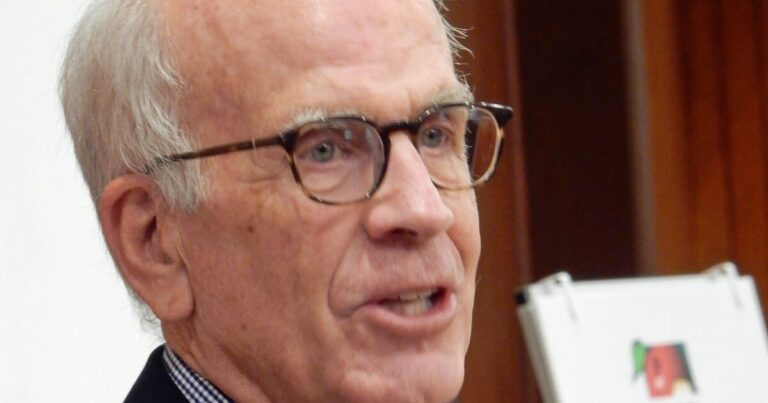Senator Peter Welch addresses the School Nutrition Association of Vermont's conference