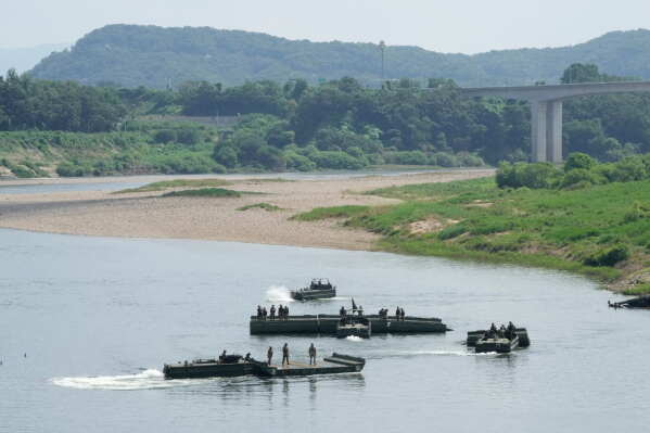 U.S. Army's soldiers conduct a training exercise on a river in Yeoncheon, South Korea, near the border with North Korea, Tuesday, Aug. 18, 2026. (AP Photo/Ahn Young-joon)