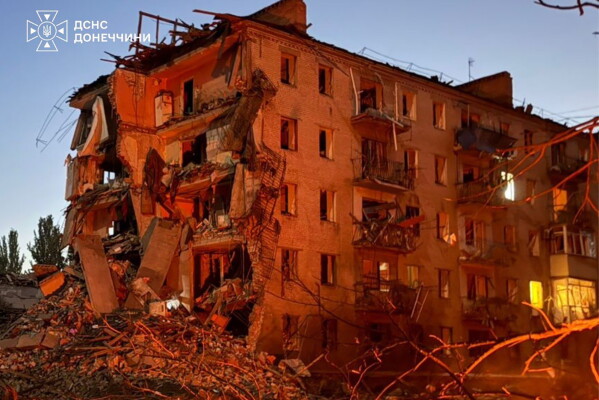 This photo provided by the Ukrainian Emergency Service shows a site of a residential building damaged by a Russian guided bomb in the city center of Sloviansk, Donetsk region, Ukraine, Monday, Aug. 31, 2026. (Ukrainian Emergency Service via AP)