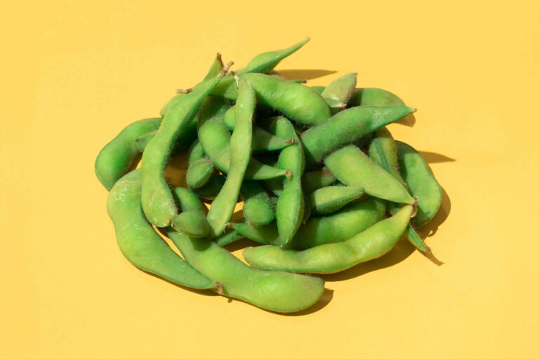 5 Snacks That Can Actually Make You Happier, According to Nutrition Experts