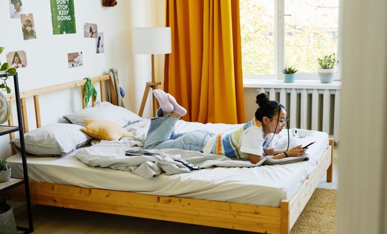 Screen Time Linked to Poorer Skin and Body Image