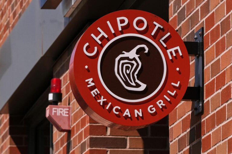 Chipotle pulls jalapeños from some restaurants as health officials investigate salmonella outbreak Chipotle pulls jalapeños from some restaurants as health officials investigate salmonella outbreak
