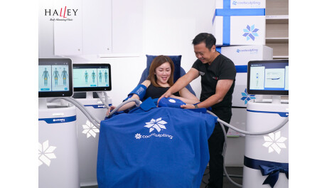 Dr. Terence Tan performing a CoolSculpting Elite treatment on a patient at Halley Body Slimming Clinic
