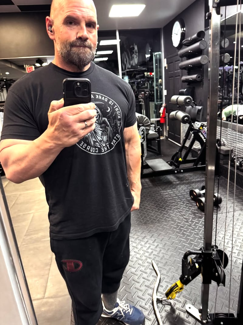 In 2026, Ethan Suplee often posts photos of himself at the gym accompanied by motivational texts on social media.