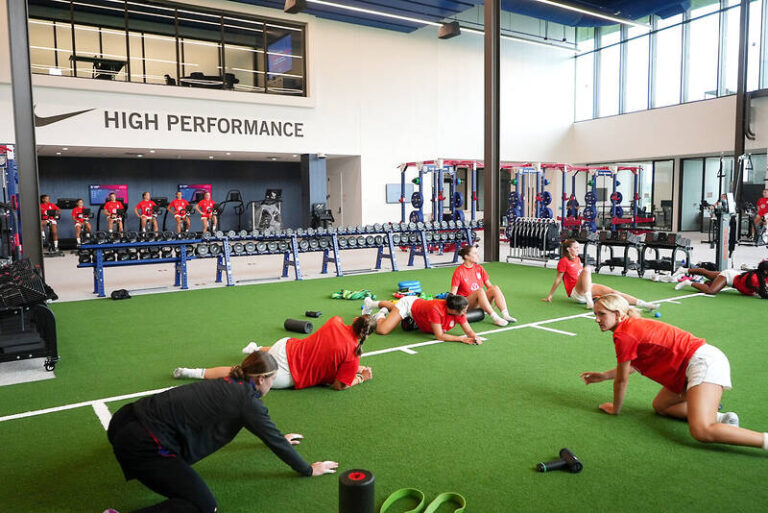 8 gym dos and don’ts from fitness experts