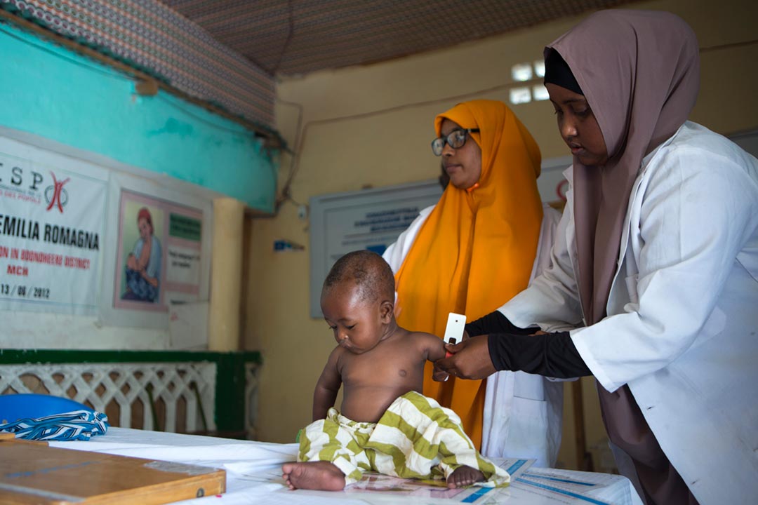 Medical workers examine children to determine if they are malnourished at the CISP clinic in the Bonder district of Mogadishu, Somalia, 2017. Credit: Gavi/2017/Karel Prinsloo