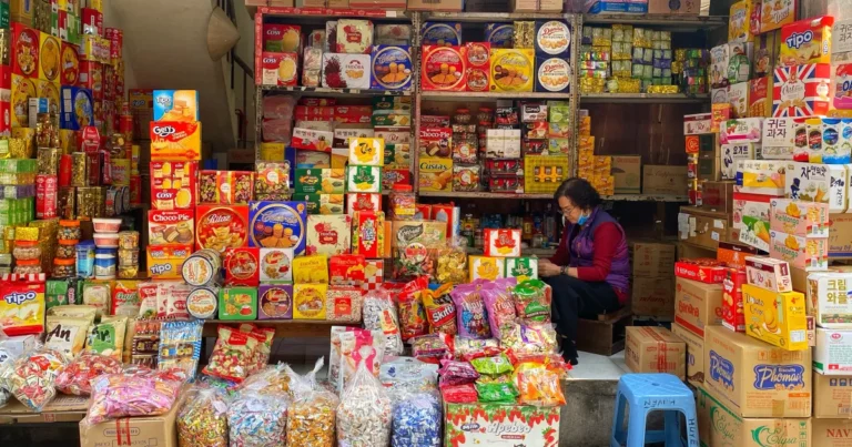 Urban living linked to slightly healthier diets but also higher overweight and obesity among adolescents in Viet Nam Urban living linked to slightly healthier diets but also higher overweight and obesity among adolescents in Viet Nam