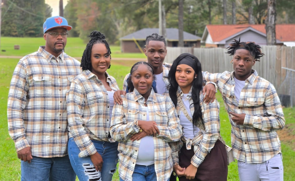 Victoria poses for a family portrait with her husband and four children