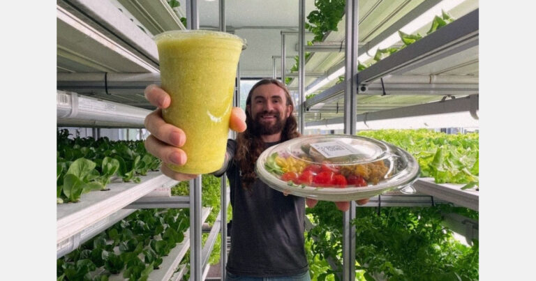 “By harvesting and serving from the same location, we deliver double the flavor and nutrition” "By harvesting and serving from the same location, we deliver double the flavor and nutrition"