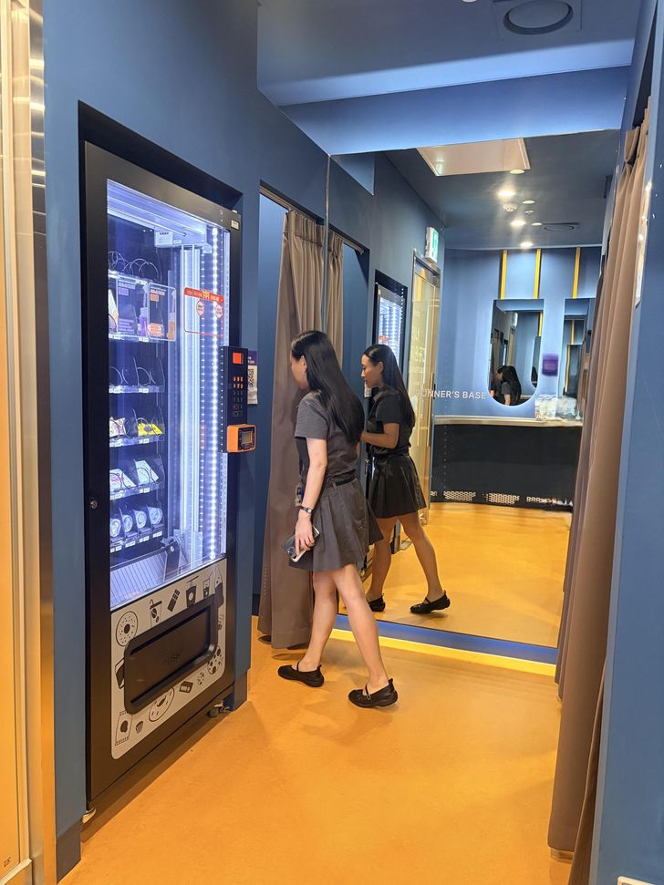 A visitor walks into a fitting room at the Runner's Base in Gwanghwamun Station in Seoul, Aug. 25. Korea Times photo by Park Jin-hai