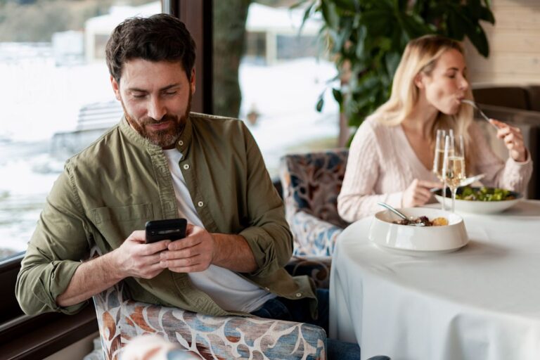 Phubbing is ruining relationships, and most people don’t even know they’re doing it Phubbing is ruining relationships, and most people don't even know they're doing it