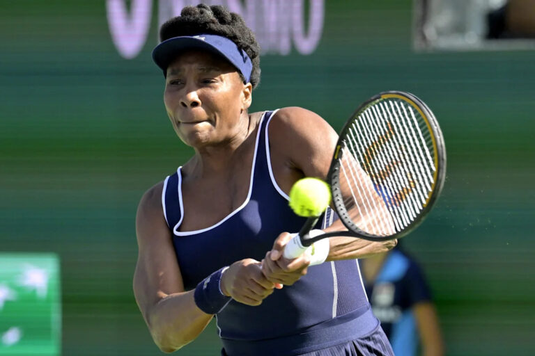 Venus Williams Trains as Serena Williams’ Weight