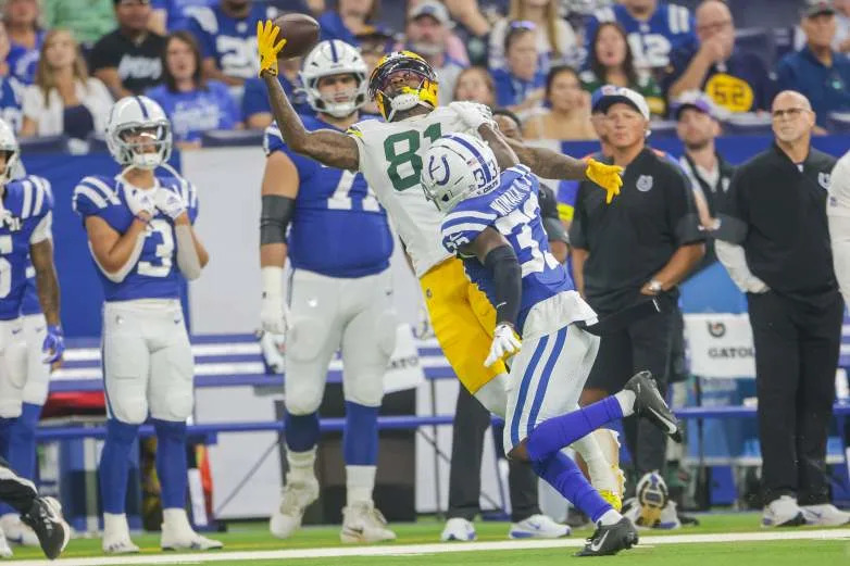 INDIANAPOLIS, INDIANA - AUGUST 16: Julian Hicks #81 of the Green Bay Packers makes a catch against Samuel Womack III #33 of the Indianapolis Colts during the NFL Preseason 2025 game between Green Bay Packers and Indianapolis Colts at Lucas Oil Stadium on August 16, 2025 in Indianapolis, Indiana. (Photo by Michael Hickey/Getty Images)