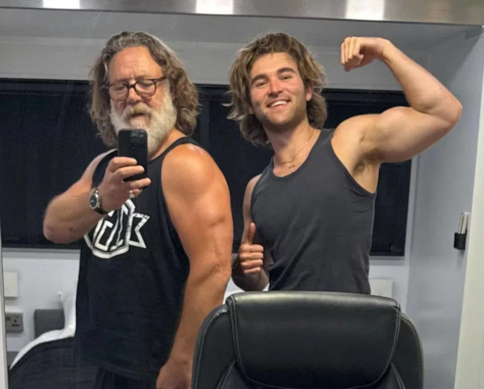 russell crowe gym mirror selfie son