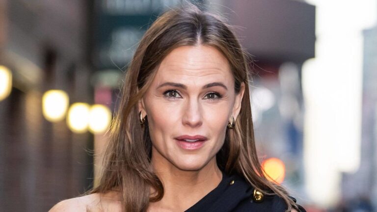 Jennifer Garner shows off sculpted figure in sizzling post Jennifer Garner shows off sculpted figure in sizzling post