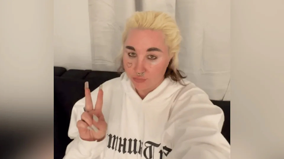 Amanda Bynes wore a casual outfit for the video. @AMANDAPANDAPANDAPANDA1/INSTAGRAM